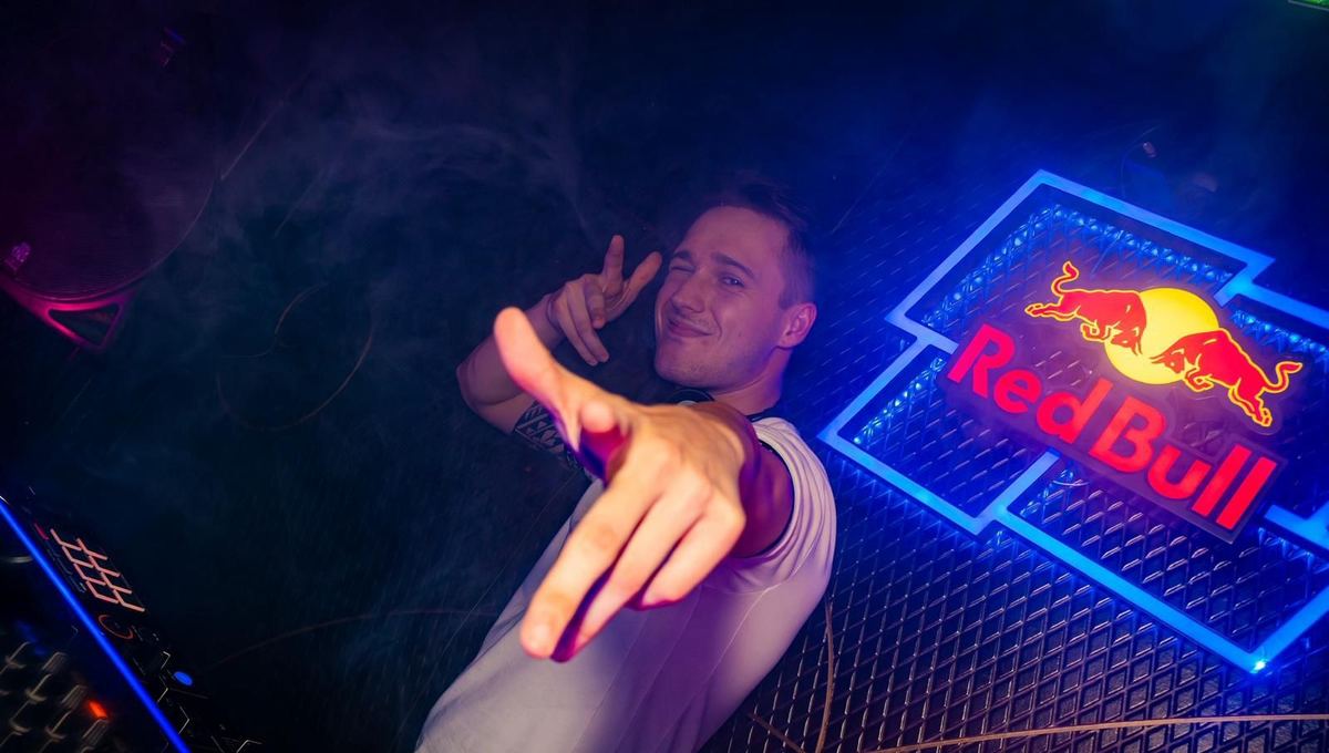 DJ Robles animando al público desde la cabina de un club