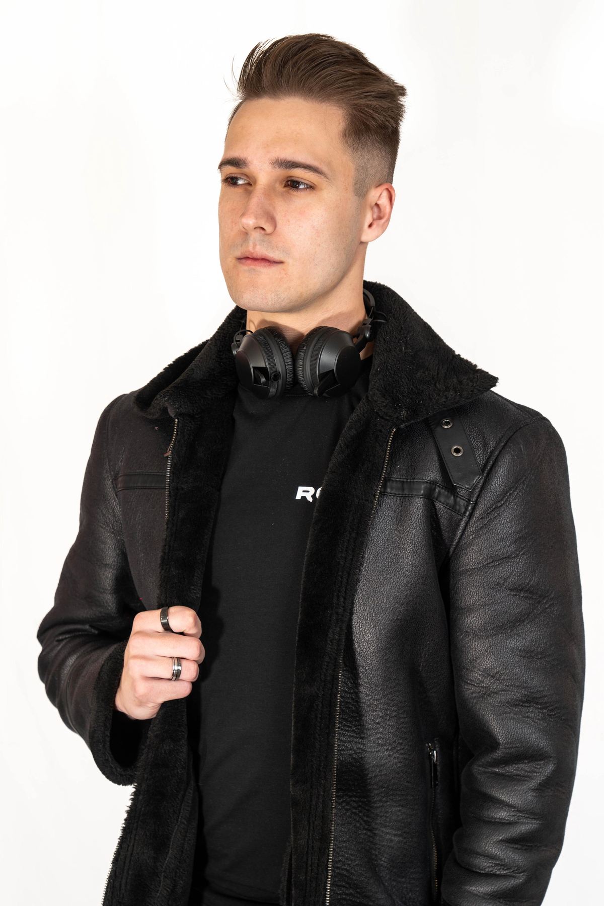 Retrato de DJ Robles con chaqueta de cuero y auriculares