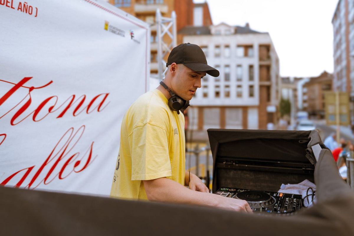 Vista del escenario y equipo de DJ Robles en fiestas patronales